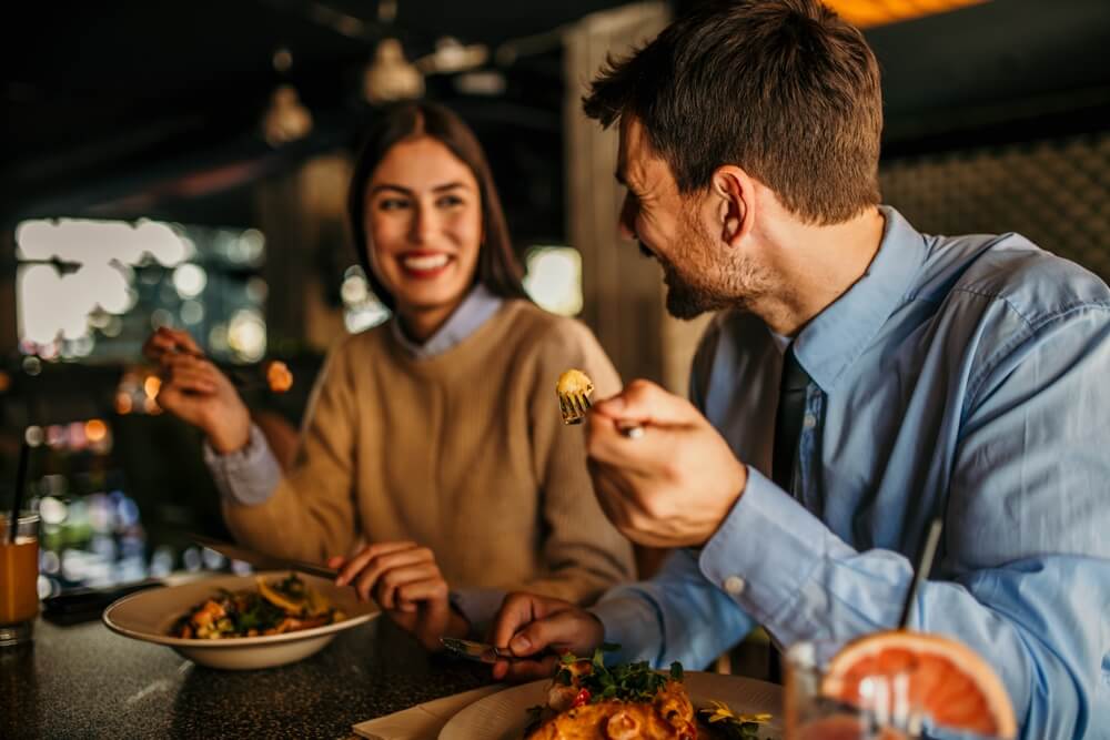 para w restauracji